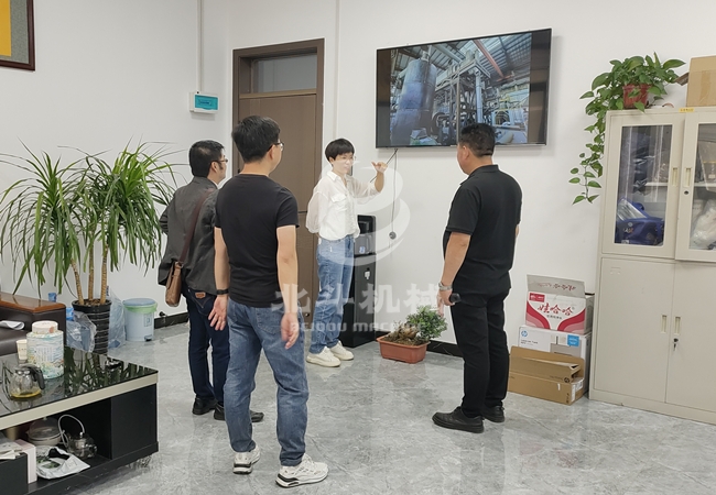 外國客戶來我公司參觀并建立合作關(guān)系