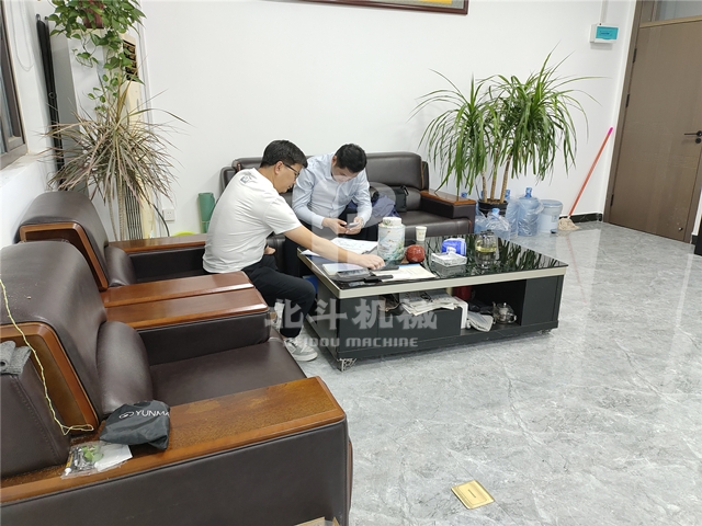 蘇州客戶考察北斗機械,體驗鋰電池回收設備