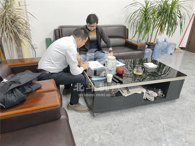 蘇州客戶正在與技術人員交流鋰電池回收設備現場