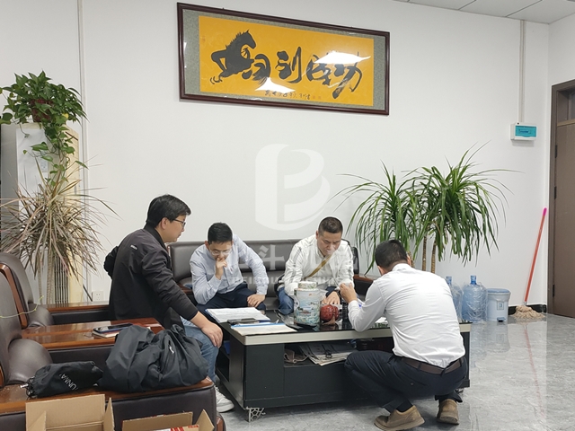 客戶考察我廠廢電池處理革命之源——鋰電池回收設(shè)備