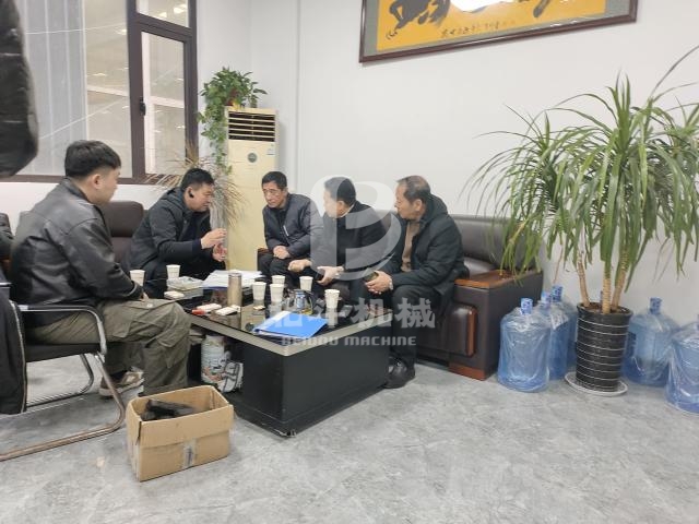 線路板破碎處理設備性能優(yōu)異吸引客戶光臨