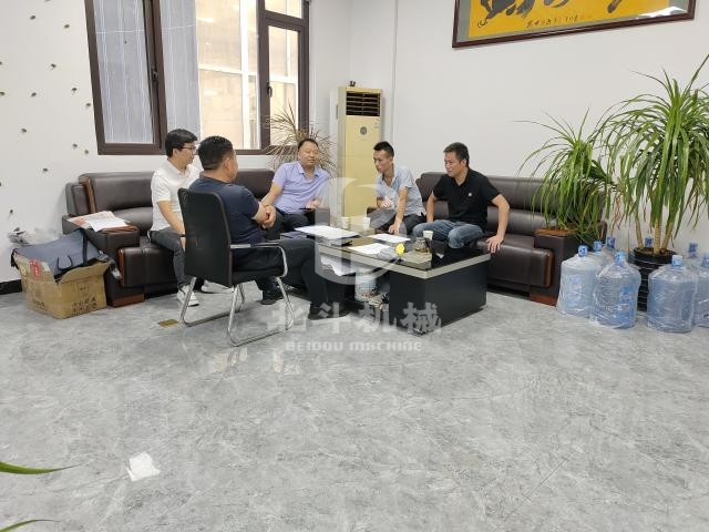江蘇幾位客戶蒞臨我司討論鉛酸電池處理設備