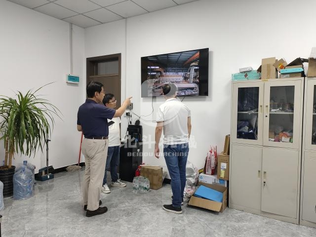 外國客戶遠道而來討論鉛酸電池處理設備技術