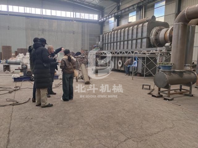 和客戶一起對線路板破碎處理設備進行研討